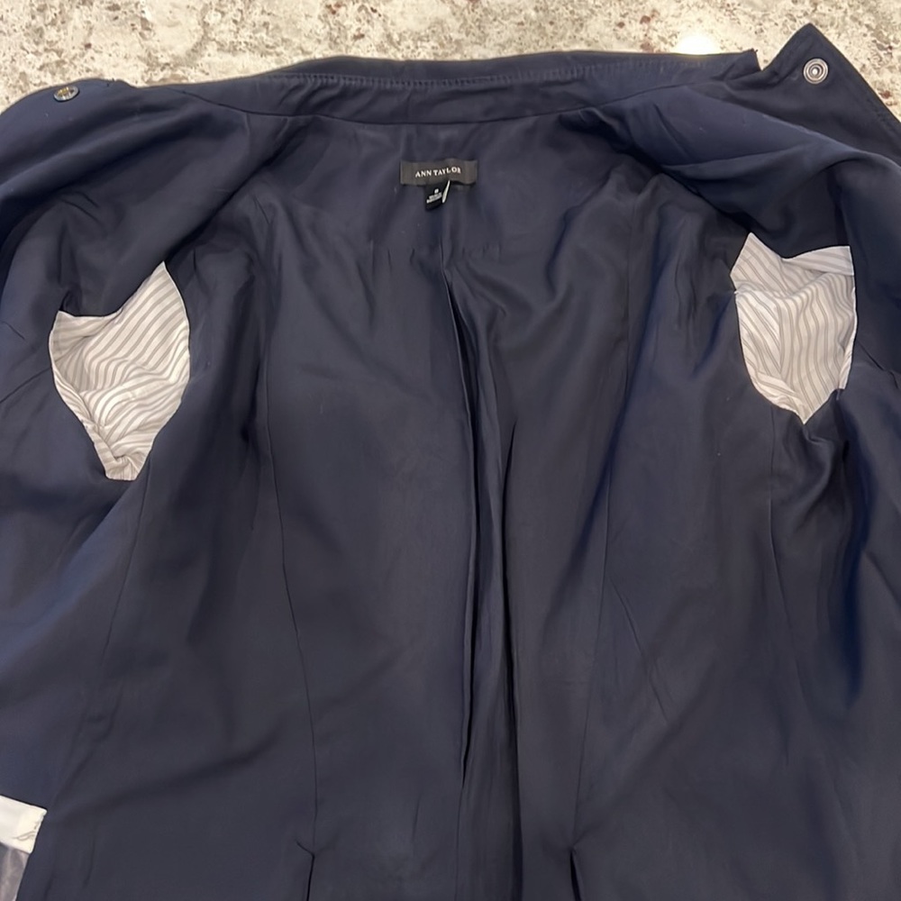 ANN TAYLOR NAVY WOMENS LINED JACKET. SIZE 8 Pit to pit 19”/Length 22.5”/Arms 23” - Picture 3 of 9